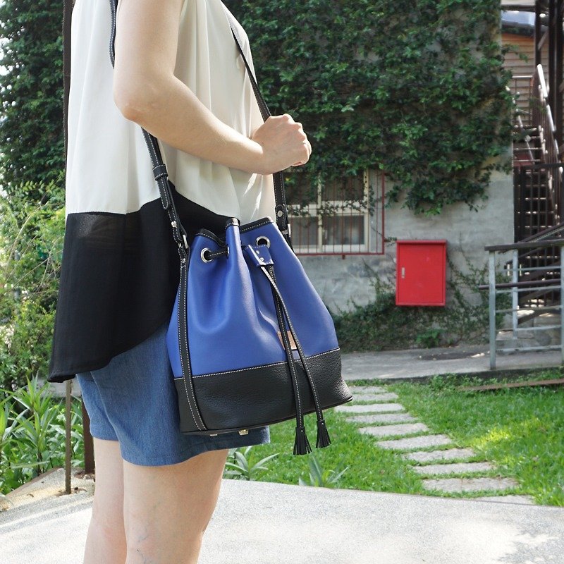 Two-tone stitching bucket bag - กระเป๋าแมสเซนเจอร์ - หนังแท้ สีน้ำเงิน