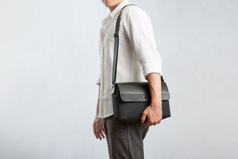 Leather canvas side backpack - minimalist black with oblique cover | Change to leather strap - กระเป๋าแมสเซนเจอร์ - หนังแท้ สีดำ