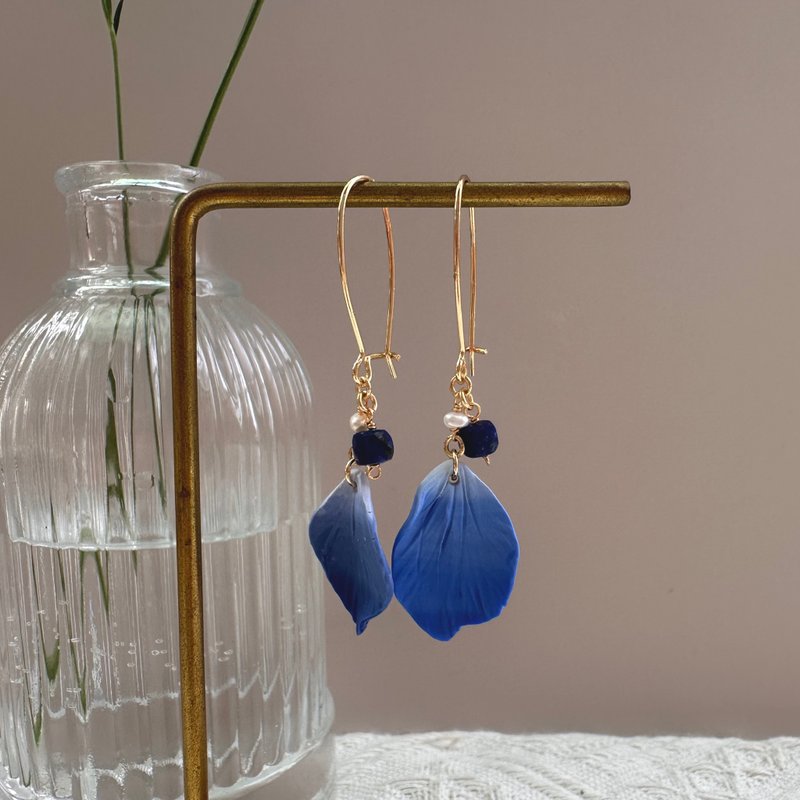 [July・Little Flying Swallow] Refined Flowers Become You | Lapis Lazuli Pearl Petal Earrings Can Be Changed into Clip-On - ต่างหู - เครื่องเพชรพลอย สีน้ำเงิน