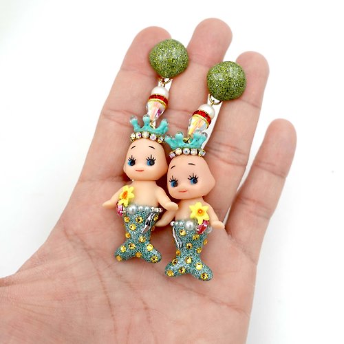 TIMBEE LO shop 綠色美人魚小嬰兒娃娃綴施華洛水晶寶石夾耳環耳夾 全手工可訂製