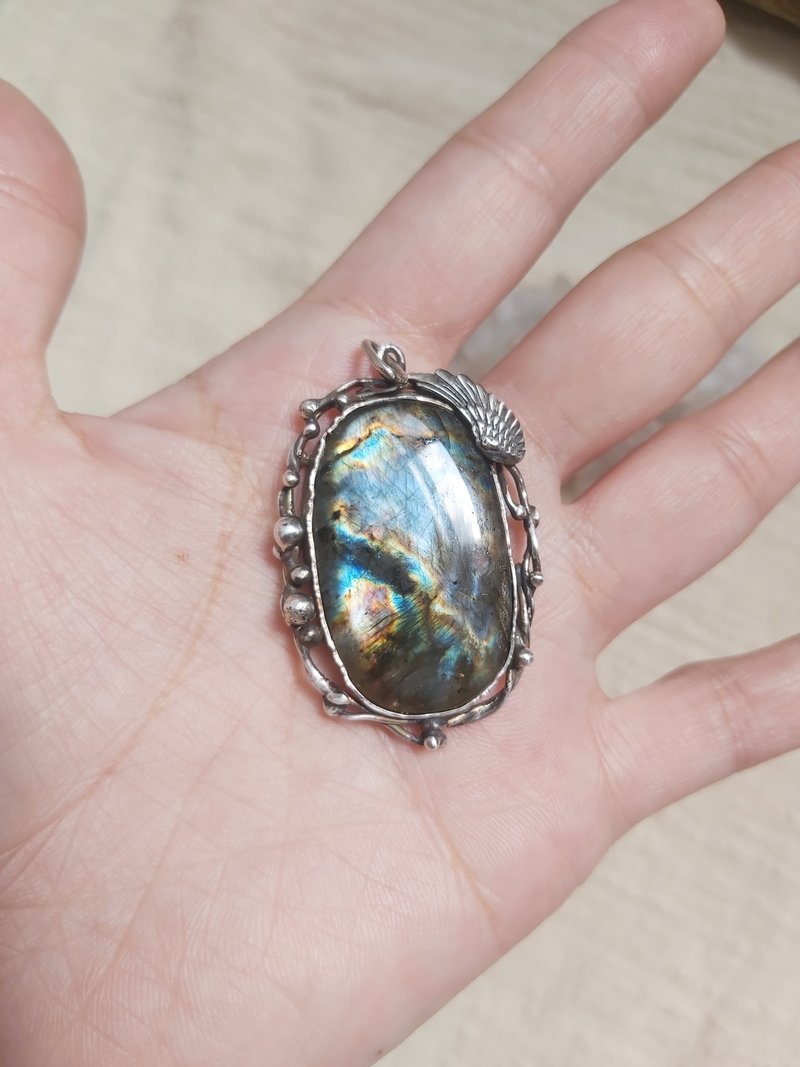 【 宇宙 】彩虹拉長石金工手作墜子 - 項鍊 - 純銀 