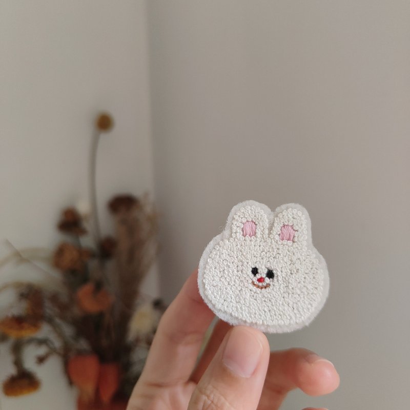 手工刺繡 | bunny小兔子胸針 - 胸針 - 繡線 白色