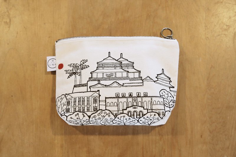 Tainan City Embroidered Storage Bag - กระเป๋าเครื่องสำอาง - ผ้าฝ้าย/ผ้าลินิน ขาว
