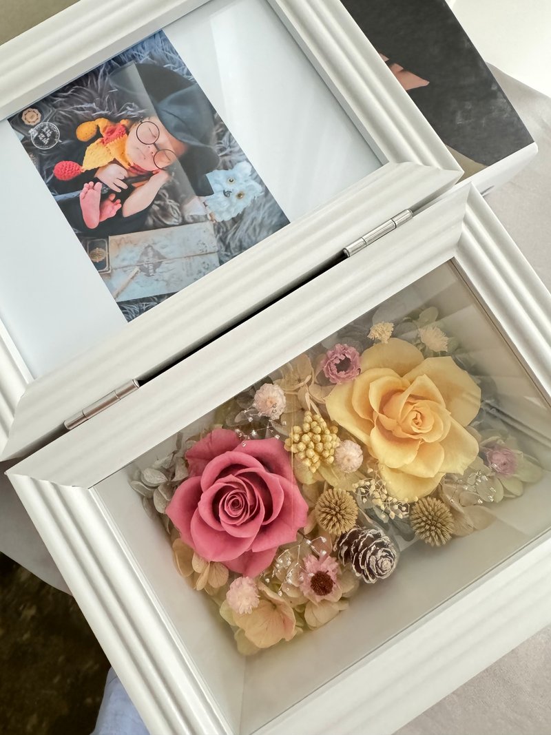 Preserved flower photo frame photo frame flower passion red and yellow style - ช่อดอกไม้แห้ง - พืช/ดอกไม้ 