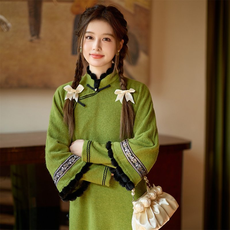 Autumn fragrant green autumn and winter inverted large sleeves three-quarter sleeve cheongsam new Chinese style national style Spring Festival improved dress dress - Qipao - Other Man-Made Fibers Green