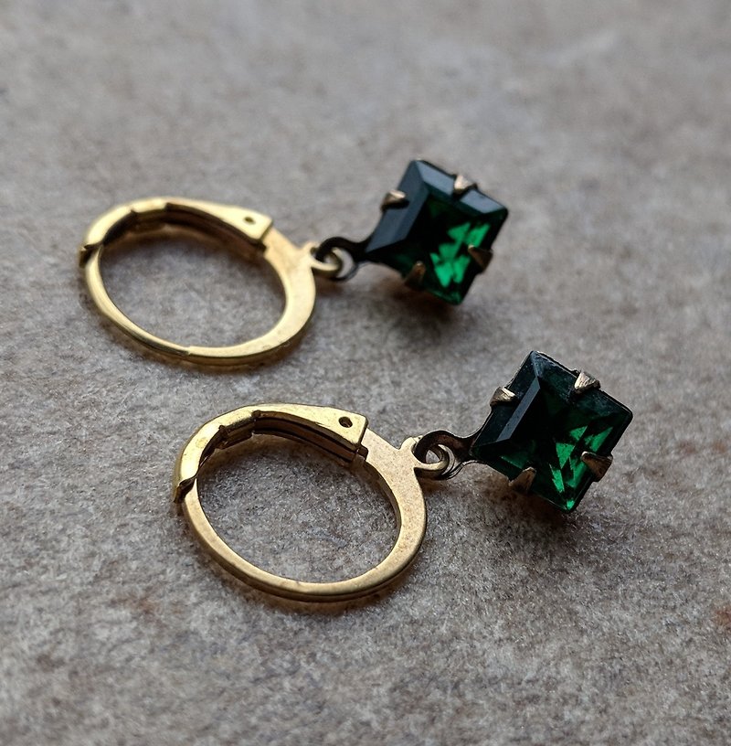 Simple Dark Green Vintage Glass Earrings - ต่างหู - แก้ว สีเขียว