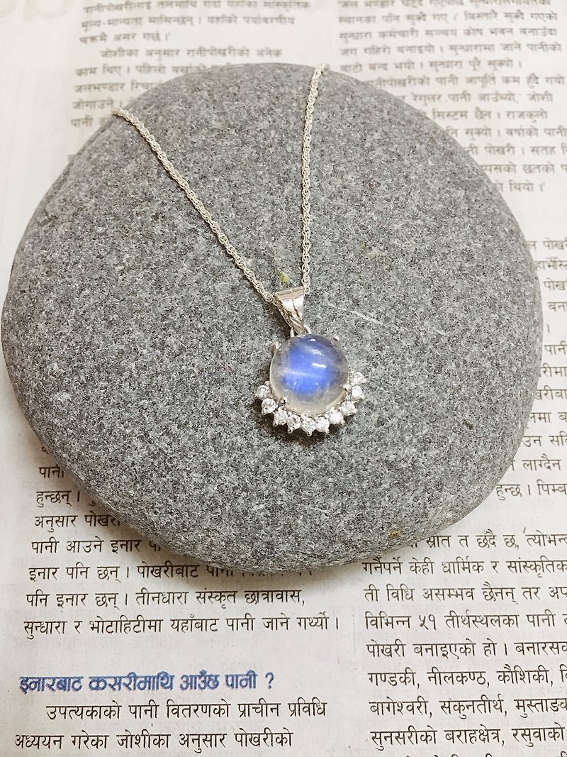 Moonstone Pendant Handmade in Nepal 92.5 Silver - สร้อยคอ - เครื่องเพชรพลอย 