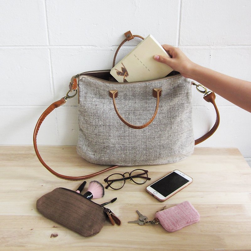 Crossbody Curve Bags Hand woven and Botanical dyed Cotton Natural-Brown Color - กระเป๋าแมสเซนเจอร์ - ผ้าฝ้าย/ผ้าลินิน สีเทา
