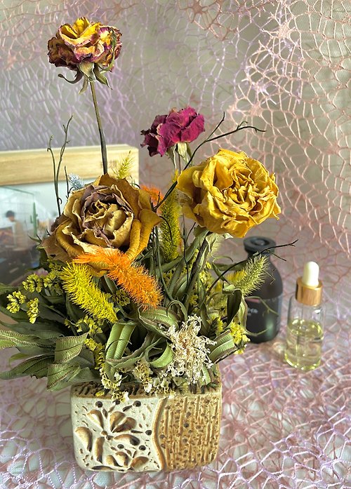 九日(珍玫瑰） 復刻黃釉雕花四方瓶 九日珍玫瑰 低溫真空烘乾乾燥花 花藝設計