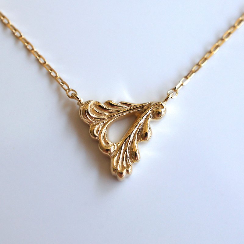 Arabesque Triangle Necklace - สร้อยคอ - โลหะ สีทอง
