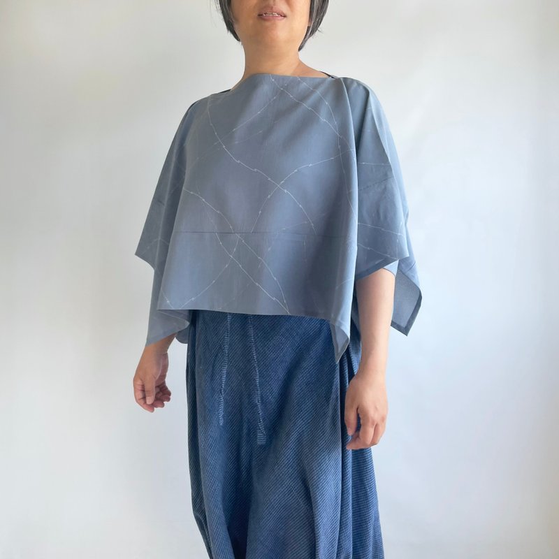【1点もの】ショート丈の着物袖プルオーバー -正絹 絽 灰紺 抽象線模様 - 女上衣/長袖上衣 - 絲．絹 灰色