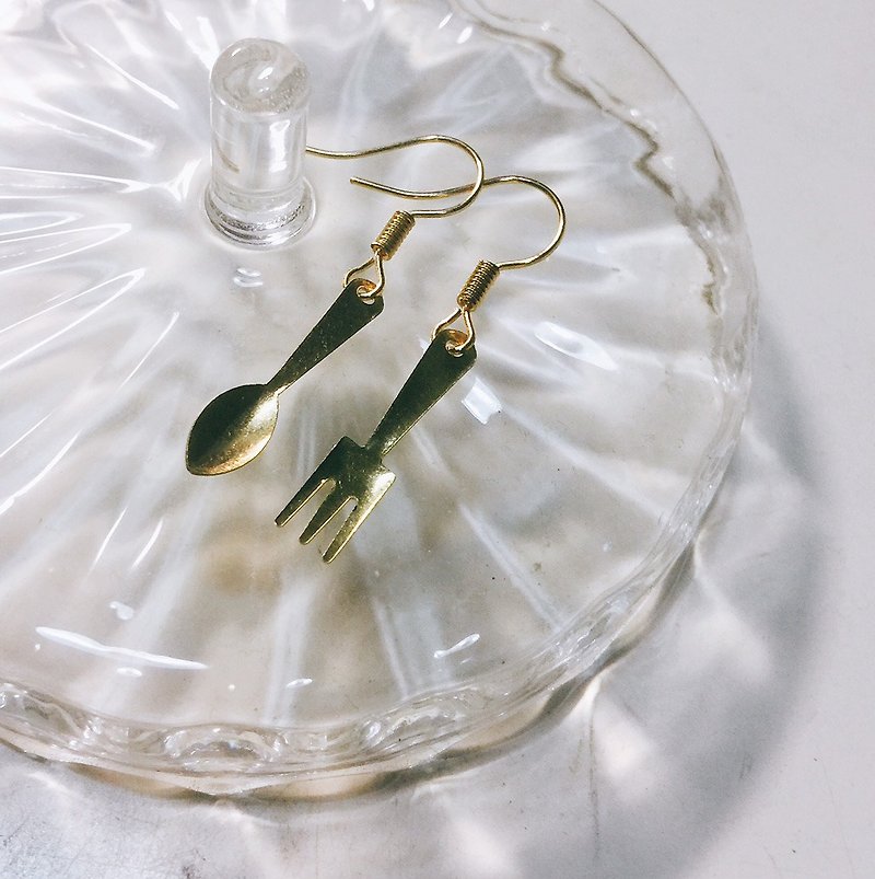 饗宴黃銅耳環 - 耳環/耳夾 - 其他金屬 金色