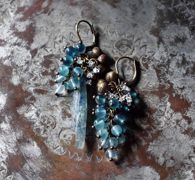 氷柱カイヤナイトとたわわな鈴とブルーグリーンアゲートとハーキマーダイヤモンドのアンシメトリーピアス - 耳環/耳夾/耳骨夾 - 寶石 藍色