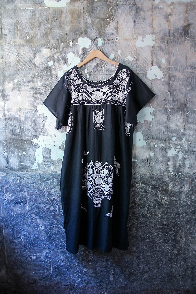 Vintage 黑色白花刺繡墨西哥洋裝 - 連身裙 - 棉．麻 