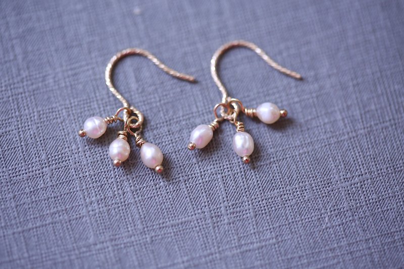 :: jiejie :: [dancing pearl earrings] US imports 14K gold ear hook - ต่างหู - โลหะ ขาว