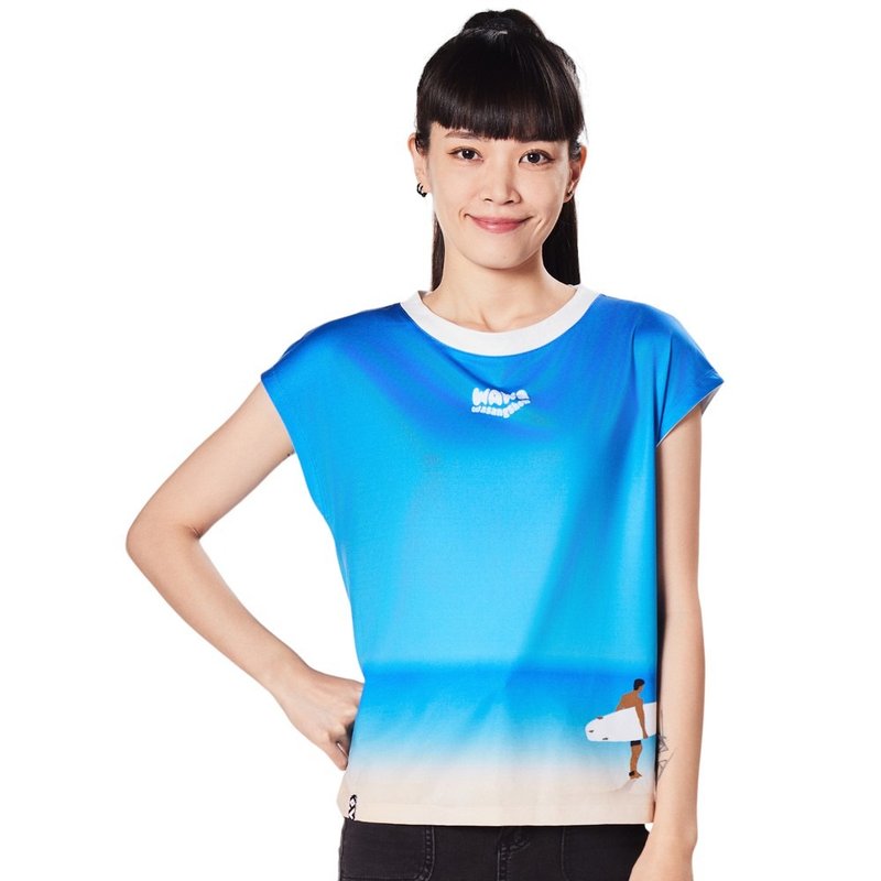 [Towards the Waves Series] Blue Beach Surfer Women’s Cool TEE - เสื้อผู้หญิง - เส้นใยสังเคราะห์ สีน้ำเงิน