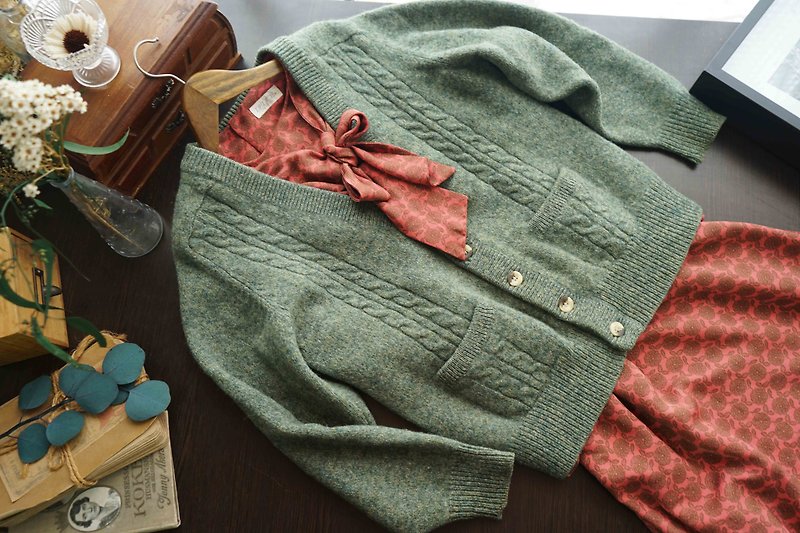 Treasure Hunting Vintage - Avocado Green Floral Yarn Knitted Cardigan Sweater Jacket for Ming Chiang - สเวตเตอร์ผู้หญิง - ขนแกะ สีเขียว