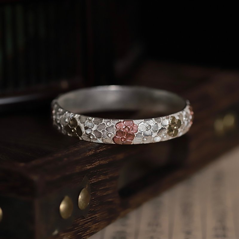 Handmade silver bracelet with plum blossom pattern - สร้อยข้อมือ - เงินแท้ สีเงิน