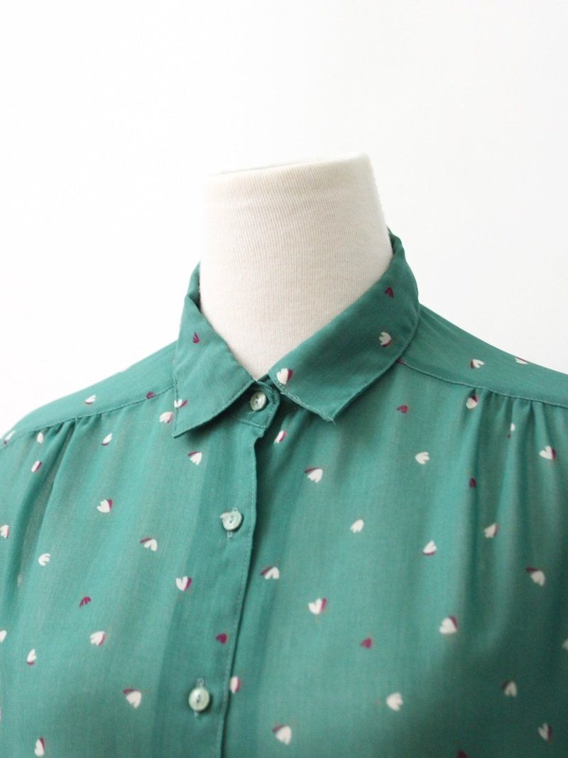 Vintage sweet petal green long-sleeved vintage shirt Vintage Blouse - เสื้อเชิ้ตผู้หญิง - เส้นใยสังเคราะห์ สีเขียว