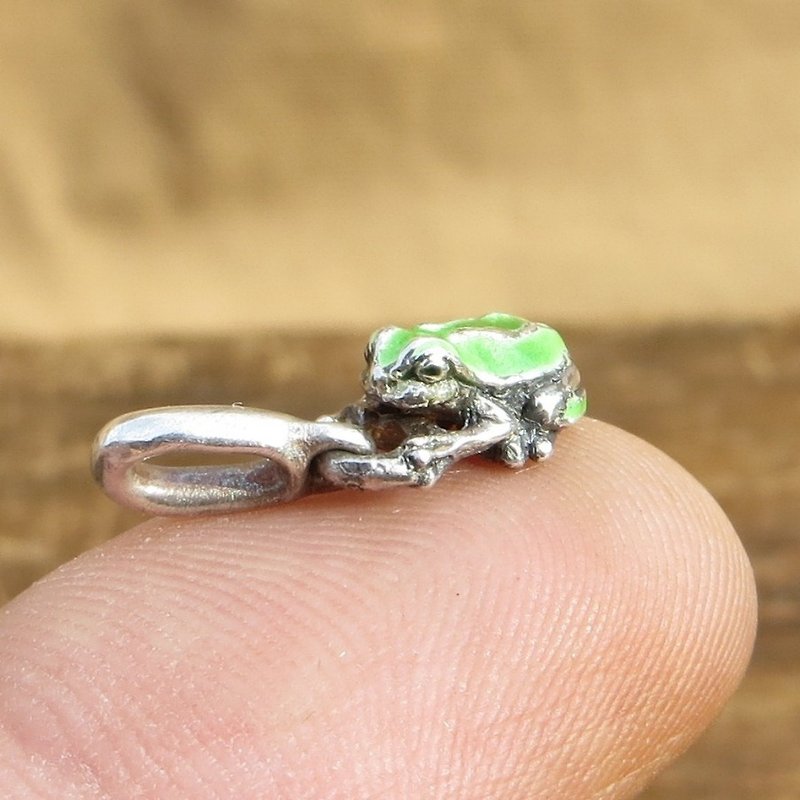 Little frog pendant top - สร้อยคอ - โลหะ สีเขียว