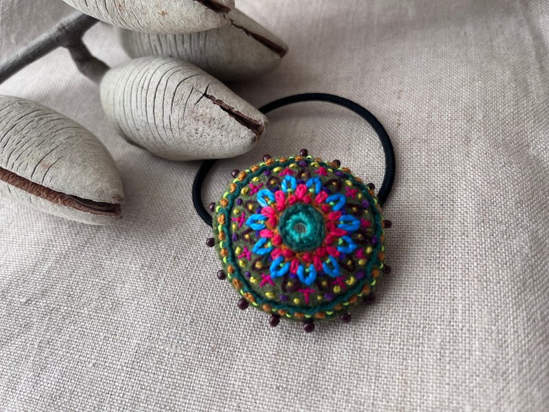 Round hair tie with mirror embroidery and tiny beads - เครื่องประดับผม - งานปัก 