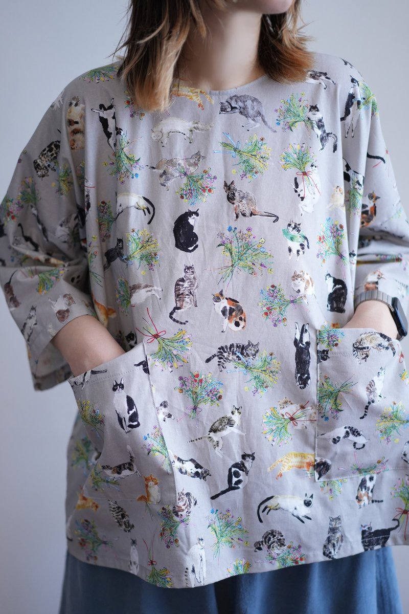 Cat bouquet sleeved square top - เสื้อผู้หญิง - ผ้าฝ้าย/ผ้าลินิน หลากหลายสี