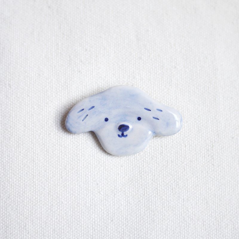 犬の顔の柔らかい青と白の磁器のピン - ブローチ - 磁器 ブルー