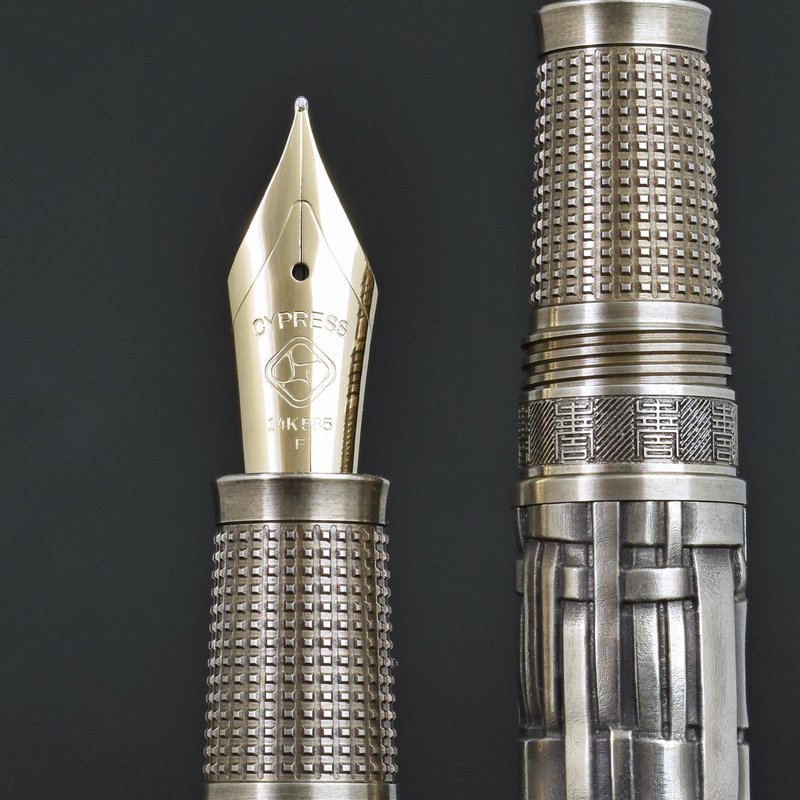 CYPRESS【古の祝福】独創性と匠の技が光る、オリジナルデザインのメタル万年筆 ニッケルシルバー D-2 - 万年筆 - 銅・真鍮 