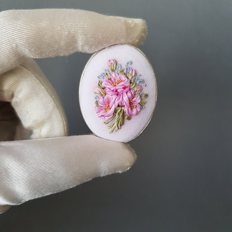 Ribbon embroidered pink brooch for her, embroidered jewelry - 胸針 - 絲．絹 粉紅色