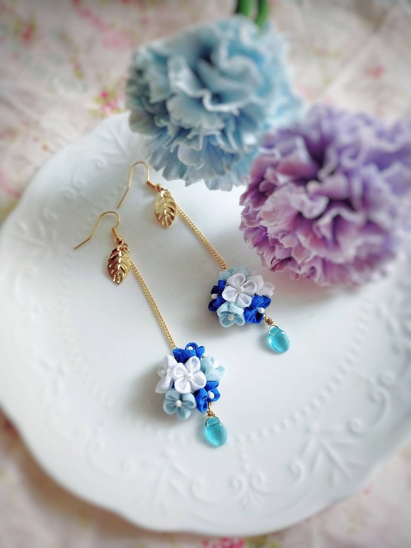 **kehto**つまみ Finework Japanese cloth flower and wind jewelry ear hook hydrangea earrings - Earrings & Clip-ons - Other Man-Made Fibers 