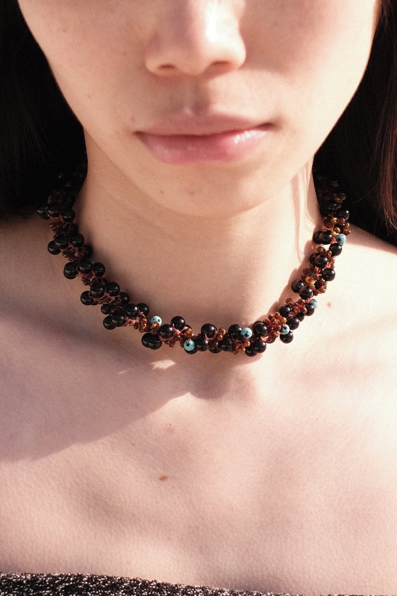 Migratory chalcedony/agate fish roe wrapped micro-elastic necklace two colors - สร้อยคอ - วัสดุอื่นๆ สีดำ