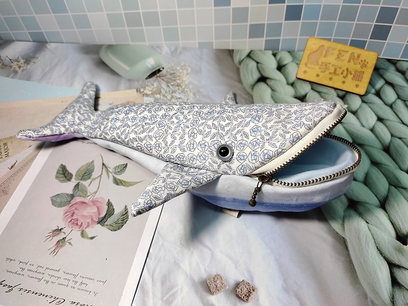 海洋生物袋物系列-日本限量布料手作玫瑰花鯨魚筆袋-鯨魚筆盒- - 鉛筆盒/筆袋 - 棉．麻 