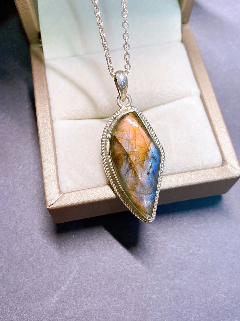 Natural labradorite with rich colors, simple bezel setting, handmade 925 sterling silver - Necklaces - Gemstone 