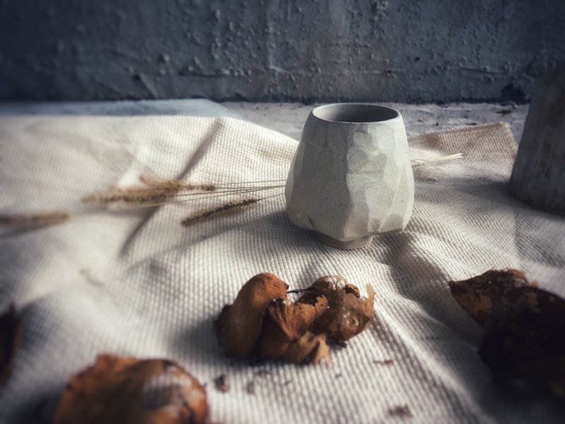 White pottery frosting on the table/milk tea pink crystal tulip hand cup - size L - Teapots & Teacups - Pottery White