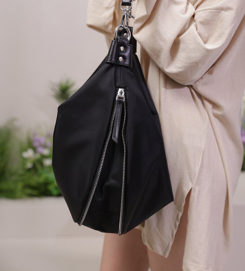 Hoop decoration + Silver zipper - cross-body shoulder bag - black - กระเป๋าแมสเซนเจอร์ - หนังแท้ สีดำ