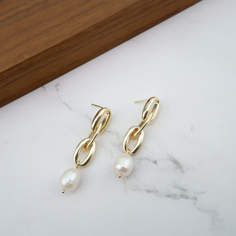 Freshwater Pearl dangle earrings - 耳環/耳夾/耳骨夾 - 珍珠 金色