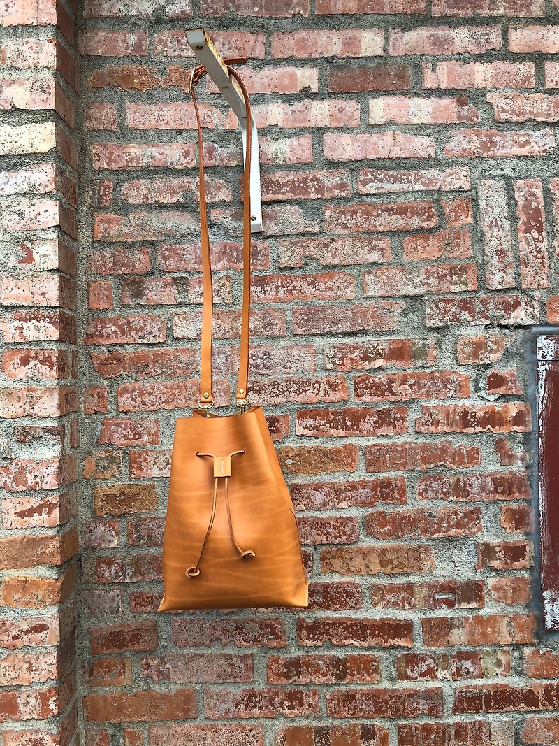 Hand-stitched leather bucket bag - กระเป๋าแมสเซนเจอร์ - หนังแท้ สีนำ้ตาล