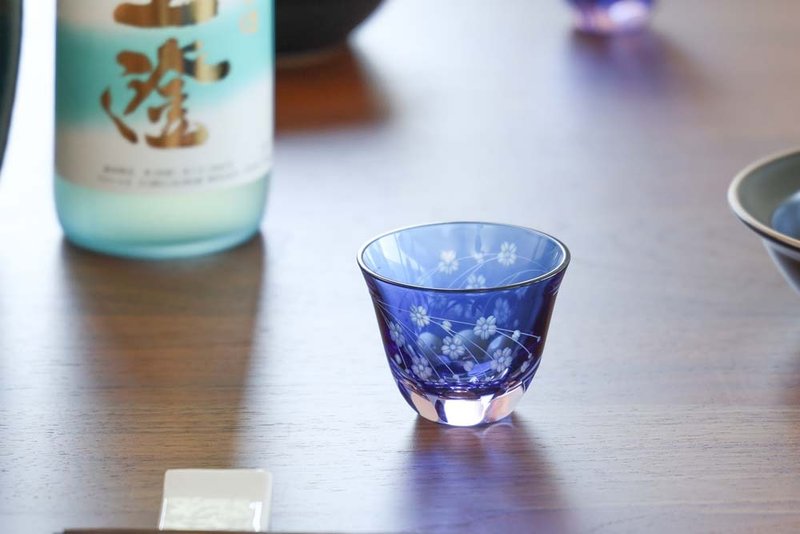 Glass Studio Saiho Edo Flower lover Kiriko M-53 Sake Cup Sakura - แก้ว - แก้ว สีน้ำเงิน