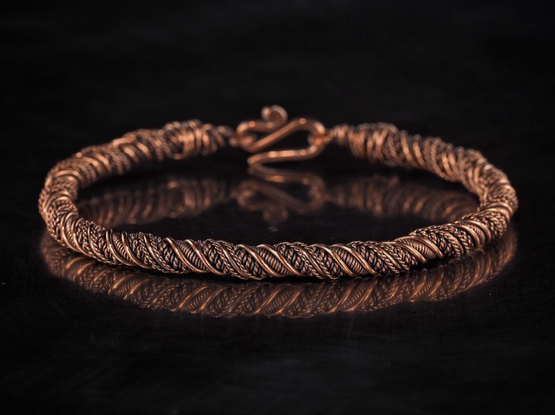 Narrow wire wrapped copper bracelet  Unique metal bangle Handmade jewelry - 手鍊/手環 - 銅/黃銅 金色
