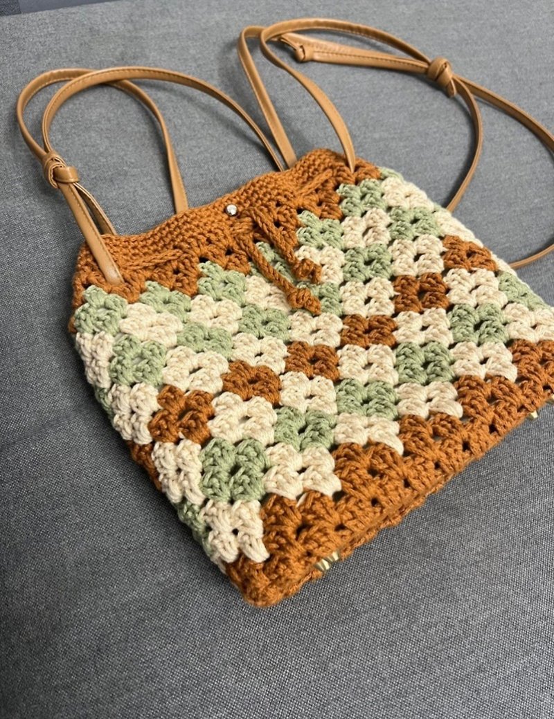 Retro-inspired rhombus wool crocheted cross-body bag - กระเป๋าแมสเซนเจอร์ - ผ้าฝ้าย/ผ้าลินิน 