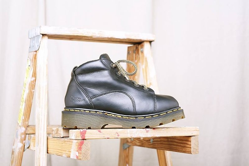 《Dr. Martens Shoes》黑色五孔工作靴 DMH09 - 娃娃鞋/平底鞋 - 真皮 黑色