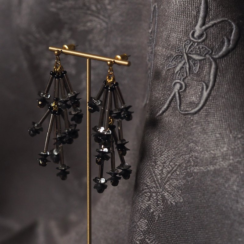 綻放花束亮片長耳環 黑色 - 耳環/耳夾/耳骨夾 - 銅/黃銅 黑色