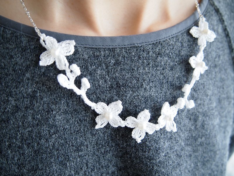 Customized Japanese hand-woven butterfly flower necklace - สร้อยคอ - งานปัก ขาว
