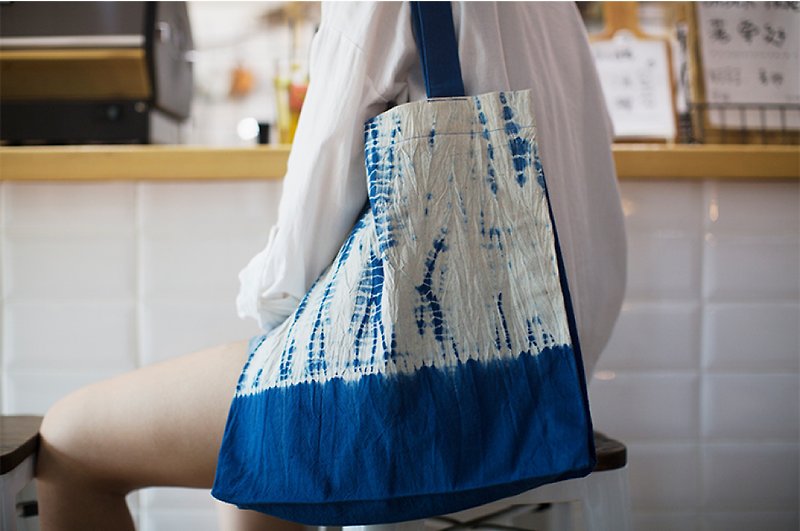 藍染紮染森女系手工文藝復古男女手提環保袋布袋雜貨袋 聖誕禮物 - 手提包/手提袋 - 棉．麻 藍色