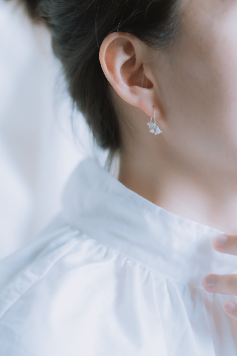 Osmanthus white porcelain osmanthus sterling silver earrings - Earrings & Clip-ons - Porcelain White