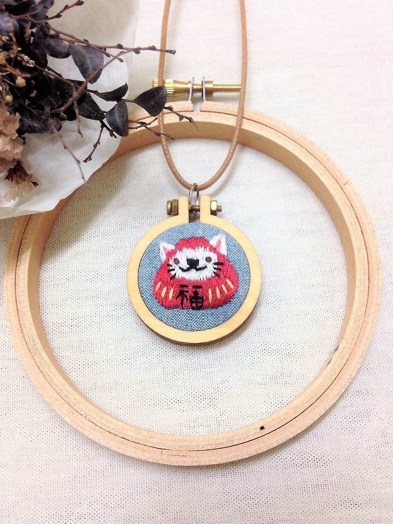 Mini Hand Embroidery - Laifu Cat Tumbler Necklace - Necklaces - Thread Multicolor