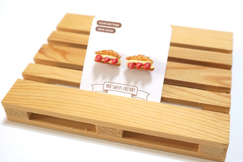 Mini Strawberry French Croissant Earrings | Simulation Pocket Food Bread Dessert Clay Earrings - ต่างหู - เรซิน สีแดง