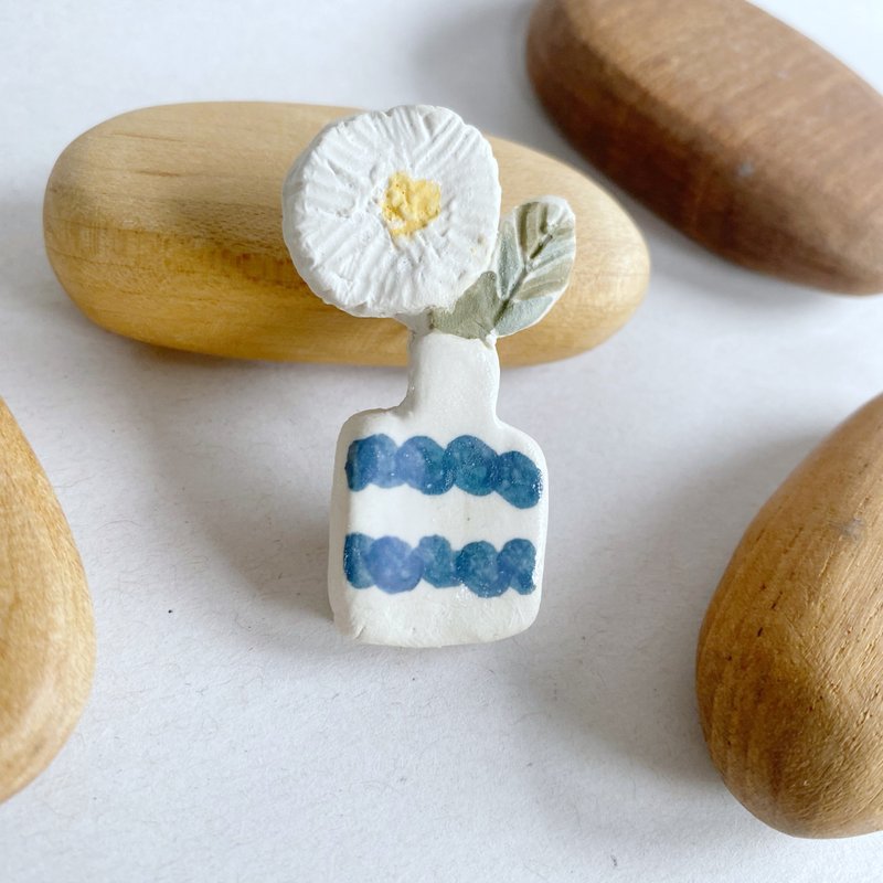 フラワーベースブローチ / ハンドメイド陶器 - ブローチ - 陶器 多色