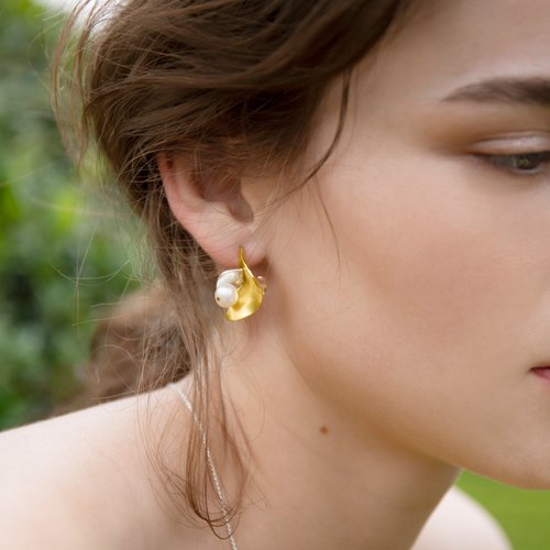 Olivia Yao Jewellery 【品牌設計款最佳禮物】雙瓣天然珍珠 純銀鍍金耳環 (可改夾式)