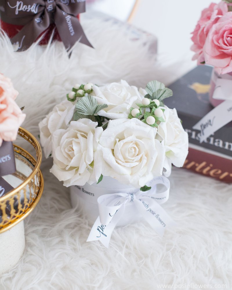 WHITE GRANDI ROSE - Aromatic Large Gift Box, Valentine Gift, Paper Flowers Aroma - 擺飾/家飾品 - 紙 白色